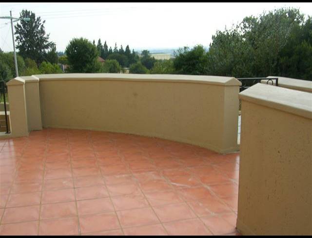2 BEDROOM TOWNHOUSE TO LET IN LONEHILL